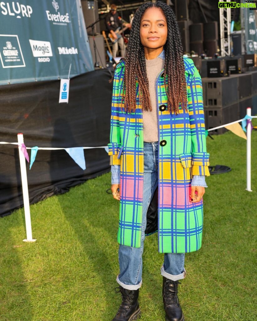 Naomie Harris Instagram - @pubinthepark festival #Marlow ! Thanks for the invite @cheftomkerridge Enjoy the Sunshine Everyone! photos by @maxcisottiphotographer & @davebenett ❤️