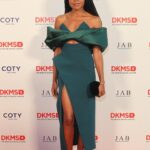 Naomie Harris Instagram - @dkms_uk gala helping people with blood cancer find a matching stem cell donor. Styled by @_celine_sheridan_ tailoring by @barbarathetailor_w1 wearing @azziandosta & @jimmychoo Makeup by @kennethsohmakeup