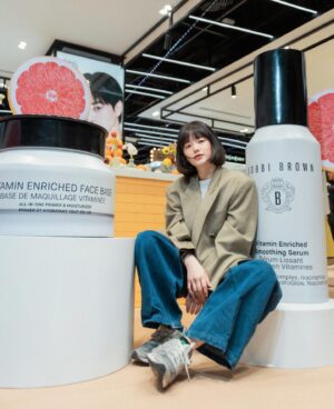 Napassanan Sirindasuphasiri Instagram - Bobbi Brown เค้าเปิดตัวสกินแคร์ต้อนรับปีใหม่ VITAMIN ENRICHED SMOOTING SERUM ✨ ให้คุณค่าแบบน้ำนม แต่บำรุงเข้มข้นแบบเซรั่ม เนื้อบางเบา แถมกลิ่นดีงามมากๆ ใครสนใจพุ่งไปเลยที่เคาน์เตอร์ Bobbi Brown ได้ทุกสาขาค่ะ

#เซรั่มไวตามินบำรุงผิว #เบสบำรุงผิว
#Wakeupyourmakeup
@bobbibrownthailand