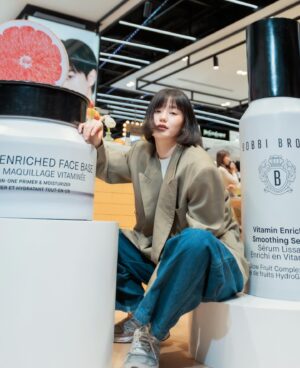 Napassanan Sirindasuphasiri Instagram - Bobbi Brown เค้าเปิดตัวสกินแคร์ต้อนรับปีใหม่ VITAMIN ENRICHED SMOOTING SERUM ✨ ให้คุณค่าแบบน้ำนม แต่บำรุงเข้มข้นแบบเซรั่ม เนื้อบางเบา แถมกลิ่นดีงามมากๆ ใครสนใจพุ่งไปเลยที่เคาน์เตอร์ Bobbi Brown ได้ทุกสาขาค่ะ

#เซรั่มไวตามินบำรุงผิว #เบสบำรุงผิว
#Wakeupyourmakeup
@bobbibrownthailand
