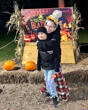 Nargiz Zakirova Instagram - Ma pumpkins 🎃 

#grandchildren #boys #noah #levi #pumpkin #blaze #family #kids #home #newyork #nargiz #nargizzakirova