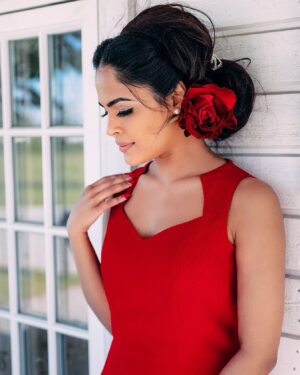 Narvini Dery Instagram - Tell me what u like about me 🙈and since when u follow me ? Don’t forget to check link in bio ; 175k #ohdear picture by @page7photo
