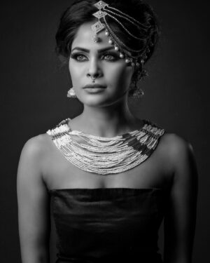 Narvini Dery Instagram - Shades 🖤🤍🤎 photo by  @michael_thagaard of the First picture  nr 3 is just a insta filter 🙈 we ofren underestimate the quality of work a photographer puts into every picture  @michael_thagaard  you do great job every time 🤍