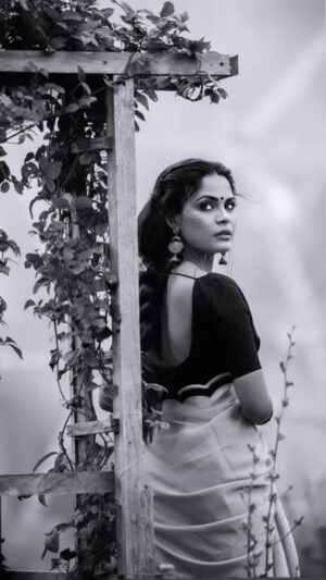 Narvini Dery Instagram - A great Movie and great song #sitaraamam #kurumugil😘♥️🎧Pictures by @page7photo Costume by @jeyelegantdesign
