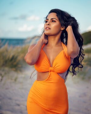 Narvini Dery Instagram - 🧡Photo by @page7photo
