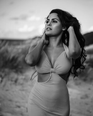 Narvini Dery Instagram - 🧡Photo by @page7photo