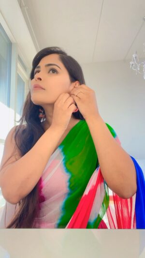 Narvini Dery Instagram - Getting ready 😜