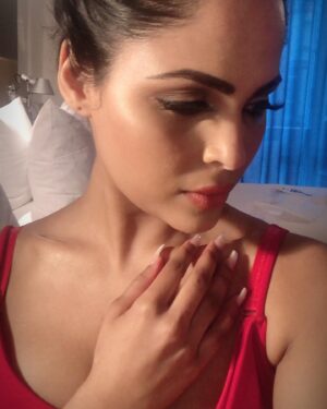 Narvini Dery Instagram - ✨I shine through no matter what