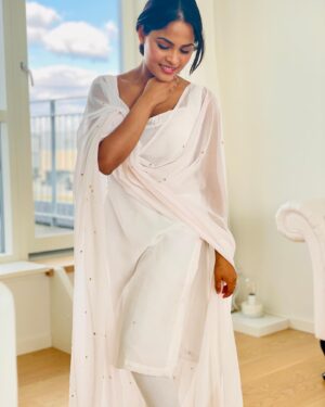 Narvini Dery Instagram - Candid , but take a look the last picture was the only one intentional 🙈 everything else is while I get ready for that one picture 🤗 #candid #candidphotography
