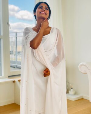 Narvini Dery Instagram - Candid , but take a look the last picture was the only one intentional 🙈 everything else is while I get ready for that one picture 🤗 #candid #candidphotography