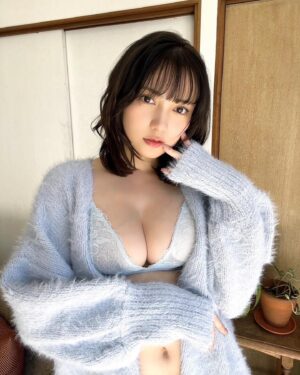 Nashiko Momotsuki Instagram - 本日2/29(木)発売 #週刊少年チャンピオン の表紙に登場🙋‍♀️

なんと11回目の表紙ですすごい😳

今回はうるう年が発売日ということでときをかけるなしこをテーマにまさかのセーラー服を着たりしました😓

めちゃくちゃレアなので絶対手に入れてください！

#桃月なしこ #なしこたそ
