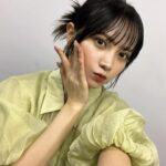 Nashiko Momotsuki Instagram - #週刊ビッグコミックスピリッツ 表紙記念イベントありがとうございました☺︎ ポケモン好きがこうして仕事に繋がっていってよかったねってたくさんの人に言ってもらえて嬉しかったです！ 今日はニャオハを意識して緑衣装にしました。リモチェキはセットアップだよ〜届くのお楽しみに🤭 #桃月なしこ #なしこたそ