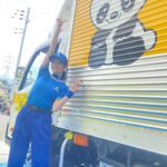 Nashiko Momotsuki Instagram - 本日1/4(水)よりサカイ引越センター「まごころパンダ」シリーズの最新話となる新CM「一人ひとりがまごころパンダ」が公開されました！ 私4年目にしてとうとうドライバーになりました。 今回も板橋さんとまごころパンダくんと楽しく仲良くやってます。ぜひチェックしてね🐼 hikkoshi-sakai.co.jp/cm/ #桃月なしこ #なしこたそ #サカイ引越センター
