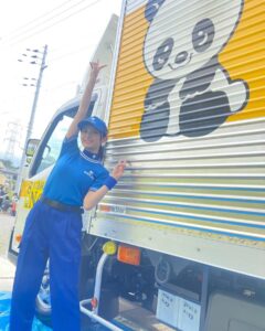 Nashiko Momotsuki Instagram - 本日1/4(水)よりサカイ引越センター「まごころパンダ」シリーズの最新話となる新CM「一人ひとりがまごころパンダ」が公開されました！ 私4年目にしてとうとうドライバーになりました。 今回も板橋さんとまごころパンダくんと楽しく仲良くやってます。ぜひチェックしてね🐼 hikkoshi-sakai.co.jp/cm/ #桃月なしこ #なしこたそ #サカイ引越センター