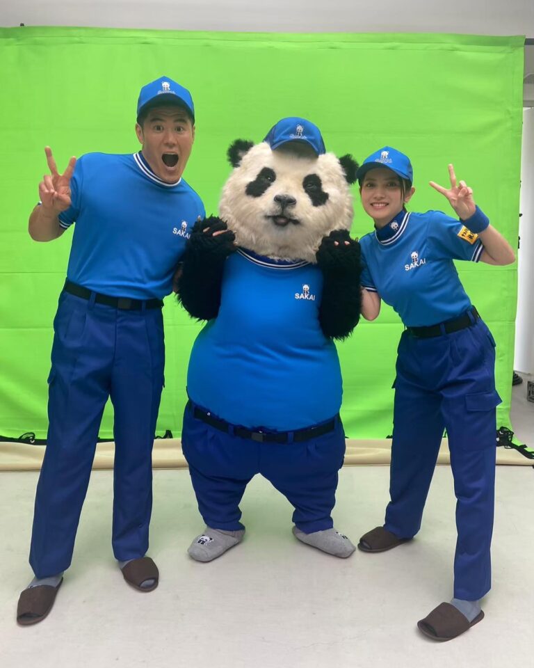 Nashiko Momotsuki Instagram - 本日1/4(水)よりサカイ引越センター「まごころパンダ」シリーズの最新話となる新CM「一人ひとりがまごころパンダ」が公開されました！ 私4年目にしてとうとうドライバーになりました。 今回も板橋さんとまごころパンダくんと楽しく仲良くやってます。ぜひチェックしてね🐼 hikkoshi-sakai.co.jp/cm/ #桃月なしこ #なしこたそ #サカイ引越センター