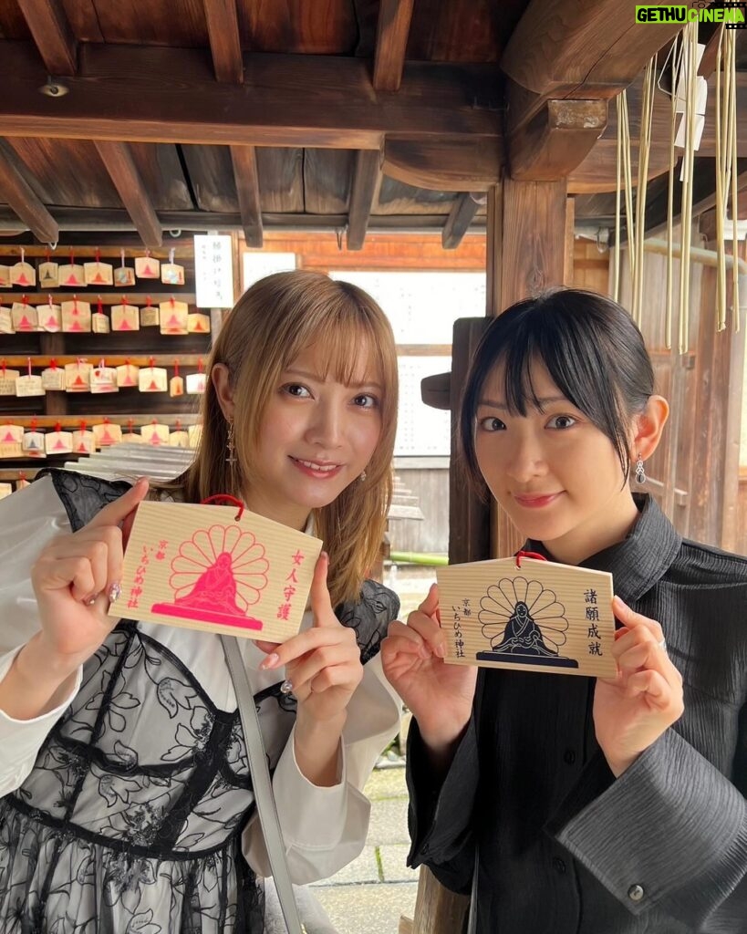 Nashiko Momotsuki Instagram - いこまちゃんと1泊2日の京都デート♡1995年生まれ組〜✌️ 美味しいもの沢山食べて、沢山神社まわってお参りして、御朱印集めもデビュー✌️ #君ゆき 撮影中のひろやにも会った。残りの撮影も頑張ってな✌️ #桃月なしこ #なしこたそ