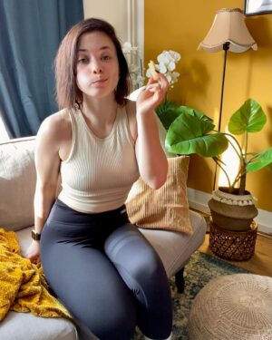 Nastassja Strobel Instagram - Das bin ich. Wie ich drüber nachdenke irgendwas produktives in meiner freien Zeit zu machen. Und in der nächsten Sekunde denke: Nö. Fuck it. Snäck-Time