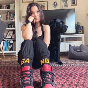 Nastassja Strobel Instagram - Stay At Home Gang 🤙

Werdet auch ihr ein krasses Mitglied dieser Crew.
Bleibt, nach Möglichkeit, so viel zu Hause wie es geht.
Seid lieb.
Verbreitet keine Panik.
Wascht euch die Hände.
Nutzt die Zeit in euren vier Wänden, um Dinge zu tun, für die ihr sonst keine Zeit habt.
✌️