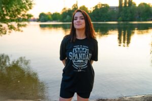 Nastassja Strobel Instagram - Sieht aus wie ein cooles Fotoshooting - und für die Mücken die uns zerstochen haben war es das bestimmt auch :D

📸 @holzfaeller_steve 

@einspandau