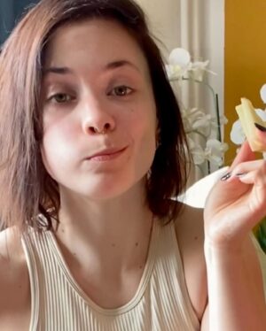 Nastassja Strobel Instagram - Das bin ich. Wie ich drüber nachdenke irgendwas produktives in meiner freien Zeit zu machen. Und in der nächsten Sekunde denke: Nö. Fuck it. Snäck-Time