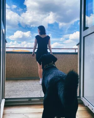 Nastassja Strobel Instagram - Dean und ich sind angekommen. 
Noch nicht vollkommen und komplett (vor allem nicht mit eingerichteter neuen Wohnung und Internet). Aber wir haben vorerst keinen Wohnsitz mehr in Hamburg… :( Doch wir haben uns und gemeinsam machen wir uns ein schönes neues Zuhause und rocken den neuen Lebensabschnitt und besuchen Deans Heimat so oft es geht :)
Habt alle ein super schönes Wochenende. 
FYI: Umzüge sind anstrengend und nervig. Vor allem, wenn man dann auch noch die alte Wohnung wieder komplett neu machen muss. Don’t do it. Macht keinen Spaß. Kann ich nicht empfehlen. 0/10