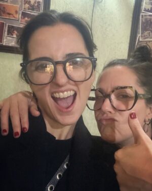 Natália Lage Instagram - Tem umas amizades que só o teatro dá pra gente… 

Hoje é dia de Kika e eu desejo as coisas mais bonitas do mundo pra você, minha amiga!! 
Alegrias amor saúde e sorte ♥️🪅🎈
loviú xuxu