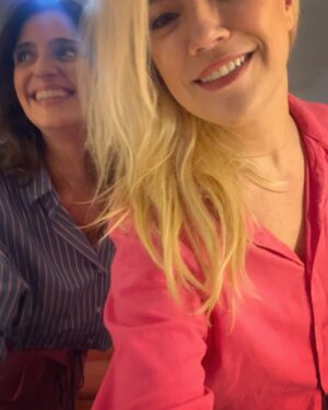 Natália Lage Instagram - Tem umas amizades que só o teatro dá pra gente… 

Hoje é dia de Kika e eu desejo as coisas mais bonitas do mundo pra você, minha amiga!! 
Alegrias amor saúde e sorte ♥️🪅🎈
loviú xuxu