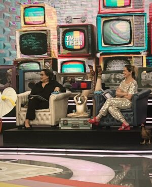 Natália Lage Instagram - No quadro Tv Teca do Caldeirão do Mion (que cara legal!) desse sábado - toda trabalhada no brilho dessa marca que eu amo que é a @pa_de_d 🤍 pra divulgar junto com a parceira @anabeatriznogueira_oficial, as últimas semanas de Sra.Klein no teatro das Artes🎭 venham! 
E aproveitando pra encontrar meu amigo de fé, irmão, camarada @luciomaurofilhooficial e tantas pessoas queridas ✨♥️🙌🏽 adorei