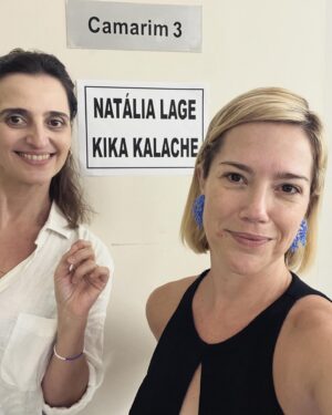 Natália Lage Instagram - Tem umas amizades que só o teatro dá pra gente… 

Hoje é dia de Kika e eu desejo as coisas mais bonitas do mundo pra você, minha amiga!! 
Alegrias amor saúde e sorte ♥️🪅🎈
loviú xuxu