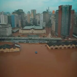 Natália Lage Instagram - Impressionante como a vida é mesmo esse jogo de contrastes…
Salve Madonna (te amo) e Salve (literalmente) 
o Rio Grande do Sul. 
Tudo é política ♥️🙏🏽 Toda ajuda é válida