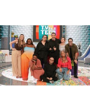 Natália Lage Instagram - No quadro Tv Teca do Caldeirão do Mion (que cara legal!) desse sábado - toda trabalhada no brilho dessa marca que eu amo que é a @pa_de_d 🤍 pra divulgar junto com a parceira @anabeatriznogueira_oficial, as últimas semanas de Sra.Klein no teatro das Artes🎭 venham! 
E aproveitando pra encontrar meu amigo de fé, irmão, camarada @luciomaurofilhooficial e tantas pessoas queridas ✨♥️🙌🏽 adorei