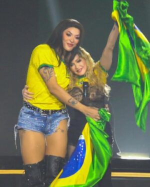 Natália Lage Instagram - Impressionante como a vida é mesmo esse jogo de contrastes…
Salve Madonna (te amo) e Salve (literalmente) 
o Rio Grande do Sul. 
Tudo é política ♥️🙏🏽 Toda ajuda é válida