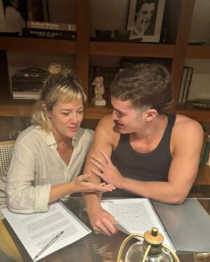 Natália Lage Instagram - começando o nosso “ensaio para um adeus inesperado” que é basicamente, sobre como se a(s)cende uma luz depois da dor… 
daqui a pouco eu e @caiomanhente contamos mais. brigada @anabeatriznogueira_oficial querida, 
por mais essa parceria ♥️💫✨ andiamo! 🙌🏽