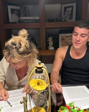 Natália Lage Instagram - começando o nosso “ensaio para um adeus inesperado” que é basicamente, sobre como se a(s)cende uma luz depois da dor… 
daqui a pouco eu e @caiomanhente contamos mais. brigada @anabeatriznogueira_oficial querida, 
por mais essa parceria ♥️💫✨ andiamo! 🙌🏽