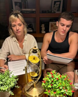 Natália Lage Instagram - começando o nosso “ensaio para um adeus inesperado” que é basicamente, sobre como se a(s)cende uma luz depois da dor… 
daqui a pouco eu e @caiomanhente contamos mais. brigada @anabeatriznogueira_oficial querida, 
por mais essa parceria ♥️💫✨ andiamo! 🙌🏽
