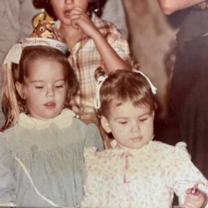 Natália Lage Instagram - A Marina é minha amiga mais antiga. A que ficou com mais força, assim, da infância.
A gente diz pra todo mundo que é prima e nem explica, porque a relação é de família mesmo. Sua mãe é minha tia, suas irmãs são meu sangue e pronto. A gente tem aquele tipo de intimidade que existe a despeito até do convívio diário, das marés das vidas, dos momentos e das cidades..
Está lá, é nosso, intransferível e resgatável ao primeiro olhar. 
E eu olho pra ela com muito orgulho de ver como ela se tornou essa mulher forte, inteligente, situada, talentosa, engraçada, gata estilosa e dona de um coração gigante. 

A gente conhece e gosta de muita gente nessa vida 
mas sim, tem aqueles que estão na raiz da árvore que somos. 

Te amo eterno Ma ♥️ Feliz Aniversário 🎉🎈🎂