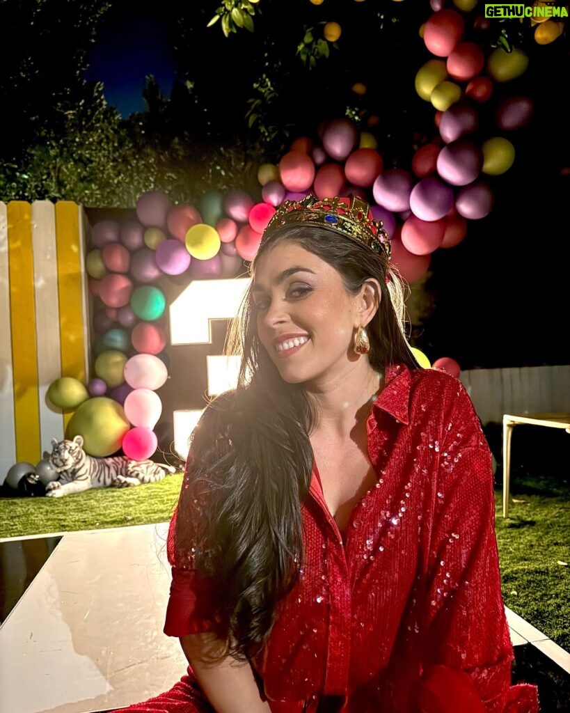 Natacha Karam Instagram - Life lately has been just lovely ❤️ I’ll never forget my 30th bday, what an epic week we had. My friends and family went above and beyond to make me feel loved and special 🥹. A favourite moment was my fan club showing up with T-shirts to set on the day😭 Also, they made the balloon arch themselves, I mean come onnnnn, talk about a labour of love. Aaaaanyway.. that’s the end of birthday posts till next year 😅
