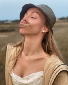 Natali Yura Instagram - I missed u guys! How’s it going? Swipe for 👒🚜🤚💚