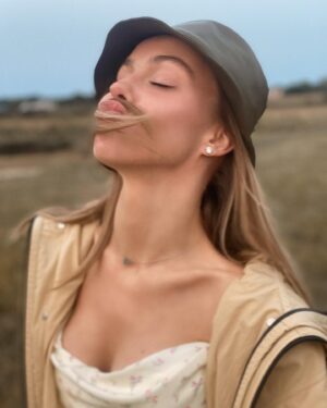 Natali Yura Instagram - I missed u guys! How’s it going?
Swipe for 👒🚜🤚💚