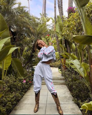Natali Yura Instagram - My new favorite.. @traveltrips.ru Thanks for making travel arrangements and organizing my stay, so very last minute ...Time to Work ❤️LA