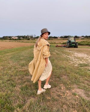 Natali Yura Instagram - I missed u guys! How’s it going?
Swipe for 👒🚜🤚💚
