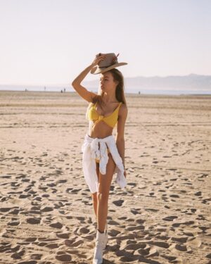 Natali Yura Instagram - Casual #Sunday walk