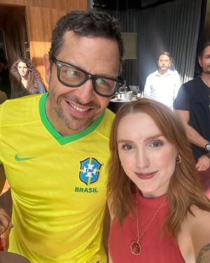Natalia Kreuser Instagram - Ainda sem acreditar nessa experiência surreal que foi o churrasco do papai #Snyder, e hoje venho até com fotos ~oficiais~ hahahaha Obrigada mais uma vez @netflixbrasil pela oportunidade! #Netflix #CharlieHunnam #ZackSnyder #SnyderCut