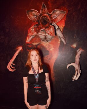 Natalia Kreuser Instagram - Esses cenários de #StrangerThings tão tudo, já dá um gostinho pra CCXP! Eu gravei tudo do circuito instagramável e sobre a loja oficial da série no Brasil, tem itens que vieram só pra cá! Perfeito demais! #ST #Netflix