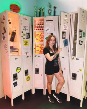 Natalia Kreuser Instagram - Esses cenários de #StrangerThings tão tudo, já dá um gostinho pra CCXP! Eu gravei tudo do circuito instagramável e sobre a loja oficial da série no Brasil, tem itens que vieram só pra cá! Perfeito demais! #ST #Netflix
