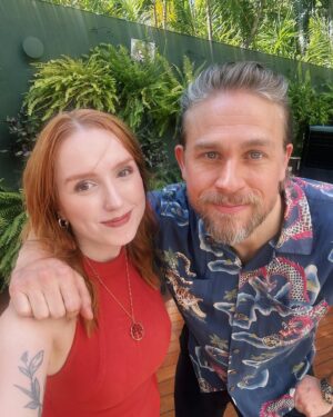 Natalia Kreuser Instagram - Ainda sem acreditar nessa experiência surreal que foi o churrasco do papai #Snyder, e hoje venho até com fotos ~oficiais~ hahahaha Obrigada mais uma vez @netflixbrasil pela oportunidade! #Netflix #CharlieHunnam #ZackSnyder #SnyderCut
