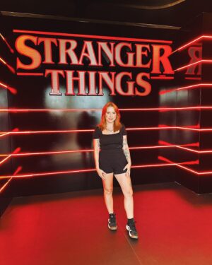 Natalia Kreuser Instagram - Esses cenários de #StrangerThings tão tudo, já dá um gostinho pra CCXP! Eu gravei tudo do circuito instagramável e sobre a loja oficial da série no Brasil, tem itens que vieram só pra cá! Perfeito demais! #ST #Netflix
