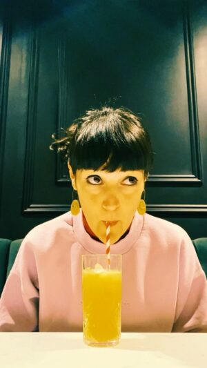 Natalia Maldini Instagram - Quedó un poco viejo el coso de Wes Anderson, y en realidad es en Tik Tok, pero cuando estuvimos por Londres con @naty_maldini lo hicimos y bueno… lo subimos porque nos gustó como quedó. Pero no usamos tik tok. En fin…