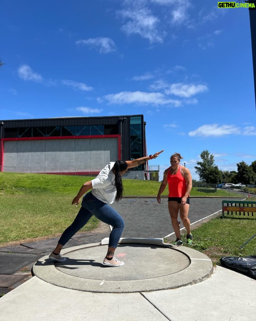 Natalia Ducó Instagram - Conmemoración del día internacional de la mujer con una de las mujeres que más admiro. #InternationalWomanDay 💜 DAME VALERIE ADAMS @valerieadams84 Mamá de 2 hermosos niños de 5 y 6 años! Volvió a competir después de ambos embarazos. Líder y activista en diferentes causas. 2x Campeona Olímpica 🥇🥇 1x Subcampeona Olímpica 🥈 4x Campeona Mundial 🥇🥇🥇🥇 4x Campeona Mundial Indoor 🥇🥇🥇🥇 3x Campeona Juegos de la Commonwealth 🥇🥇🥇🥇 2x Campeona Copa Continental de la IAAF 🥇🥇 Thanks @valerieadams84 for such a nice, powerful and inspirational conversation. Inspiración, ejemplo, mamá, líder, entrenadora, mujer, poderosa, potente, fuerte, resiliente. Mucho que aprender de ella. Pronto en Chile 🇨🇱