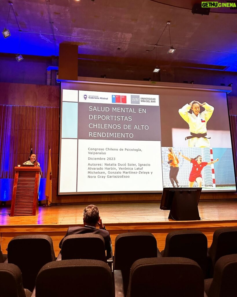 Natalia Ducó Instagram - Feliz de exponer la investigación “Salud Mental en Deportistas de Alto Rendimiento PRODDAR” en el 68° Congreso SOCHMEDEP y el XIV Congreso Sudamericano de Medicina del Deporte. Un tremendo honor y gran paso en mi carrera como Psicóloga. Gracias @sochmedep.oficial y @doctormarcelosajuria por la invitación. @vero_latuf @nonchita77 @psigomart @ugmistral